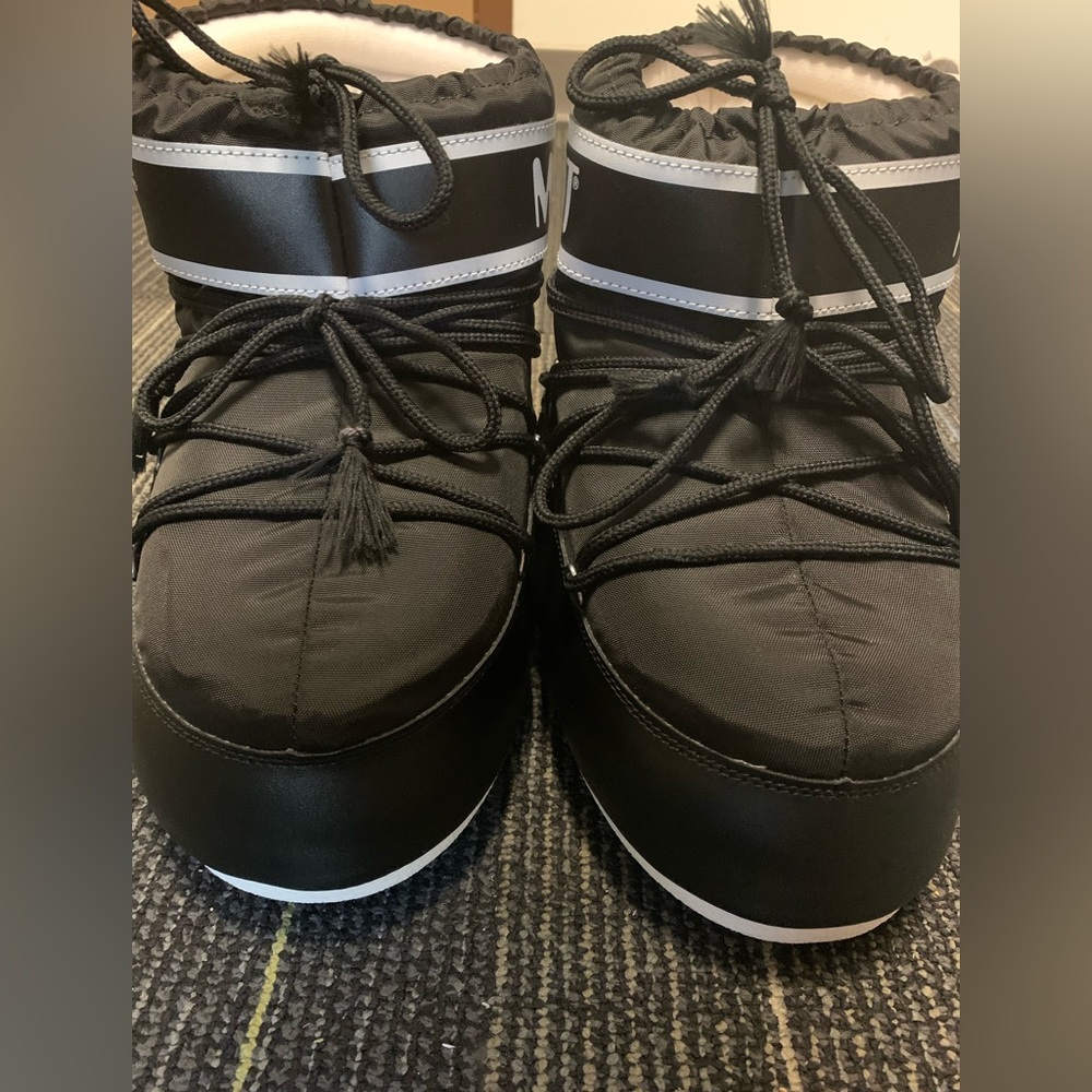 Low black Moonboots